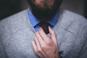 man schikt zijn stropdas wegens de fiscale gevolgen van de echtscheiding